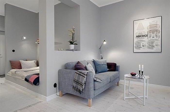 habitación decorada en color gris, sofá de diseño, paredes de parquet, trucos sobre como decorar un estudio 