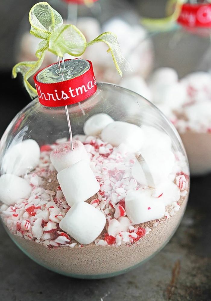 esfera navideña llena de coco y marshmallows, las mejores propuestas de adornos de Navidad DIY 