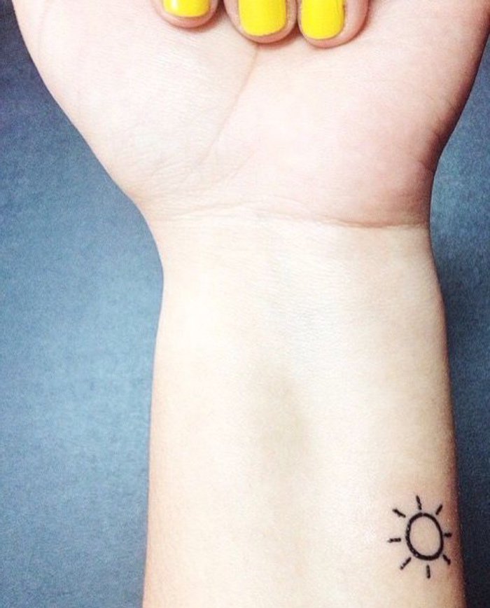 tatuajes pequeños mujer, pequeño sol de diseño gráfico tatuado en el antebrazo, tattoos pequeños 