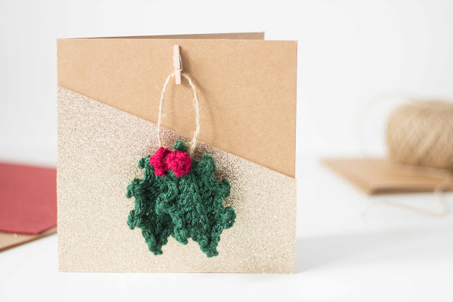 originales propuestas de postales de navidad personalizadas para hacer en caso, adornos navideños hechos de hilo 