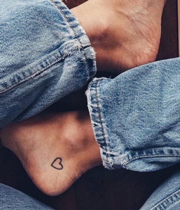 pequeño corazon tatuado en el telón, tatuajes simbólicos universales, tatuajes pequeños mujer 