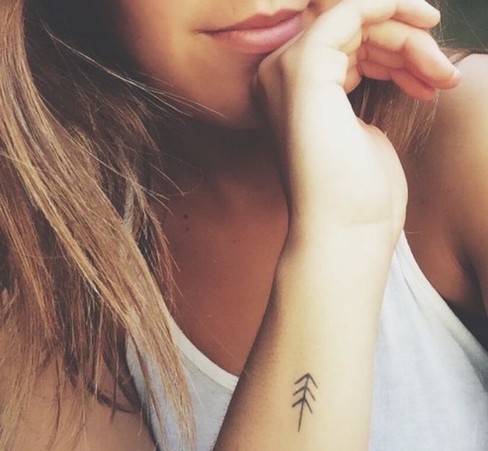 pequeño tatuaje en el antebrazo, tatuajes con flechas, diseños pequeños de tatuajes minimalistas 