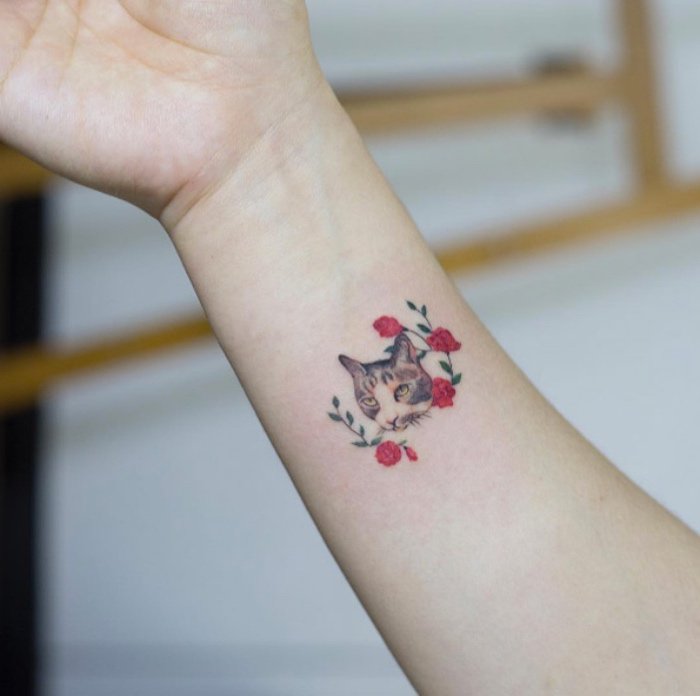 bonitos diseños en colores, tatuaje de gato con flores, tattoos en el antebrazo, diseños con significado 