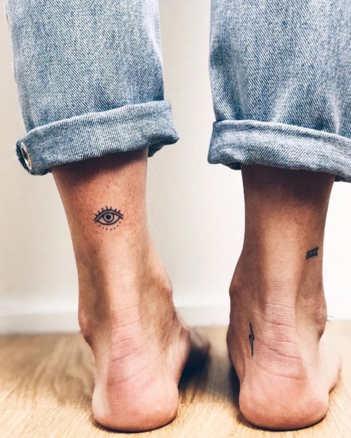 tatuajes chiquitos tatuados en las piernas, ojo negro con pestañas tatuado en la pierna, tatuajes diminutos 