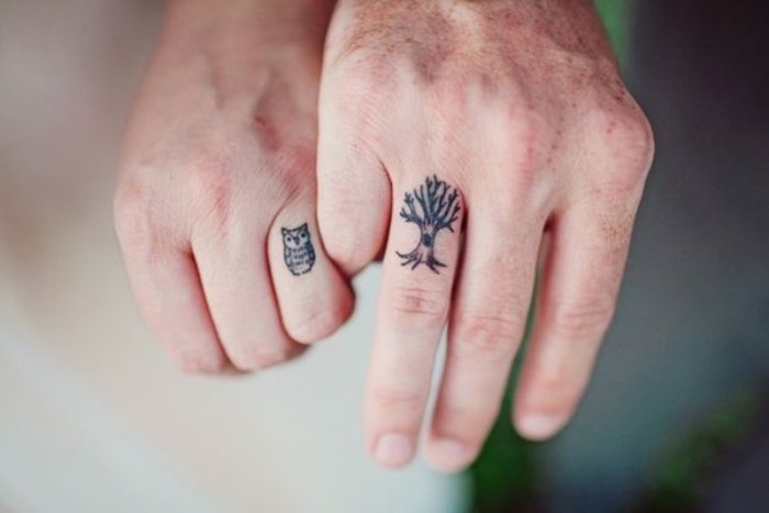 bonitos ejemplos de tatuajes para parejas, tattoos con alto simbolismo, tatuajes en los dedos 