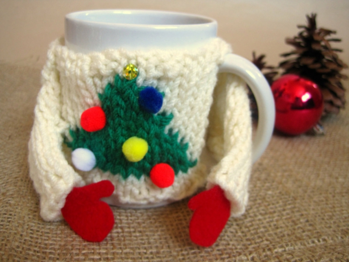ideas para amigo invisible regalos caseros, abrigo para tazá de te, detalles de lana para regalar en Navidad 