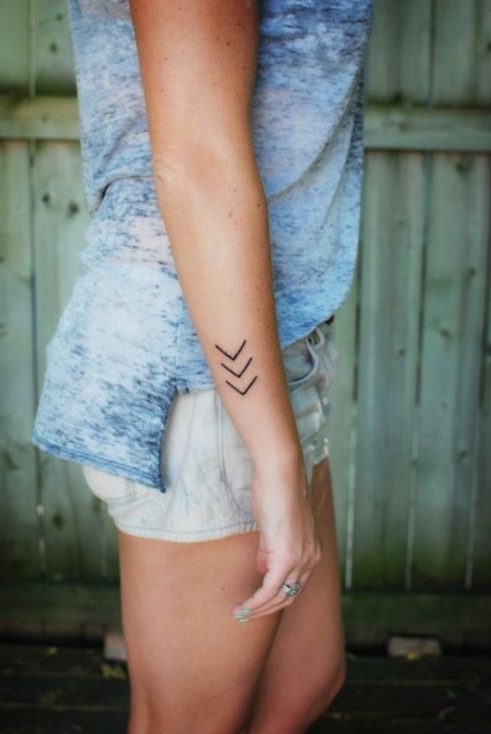 ideas de diseños de tatuajes geométricos, tatuaje flecha en el antebrazo, diseños minimalistas 