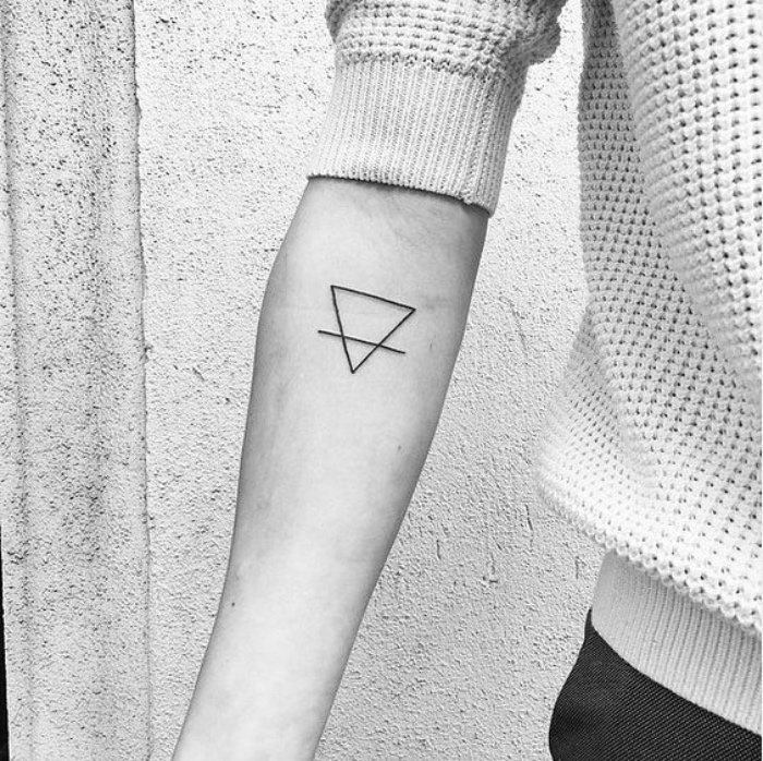 tatuajes geométricos con significado, triángulo con una línea, pequeños tatuajes con significado profundo 