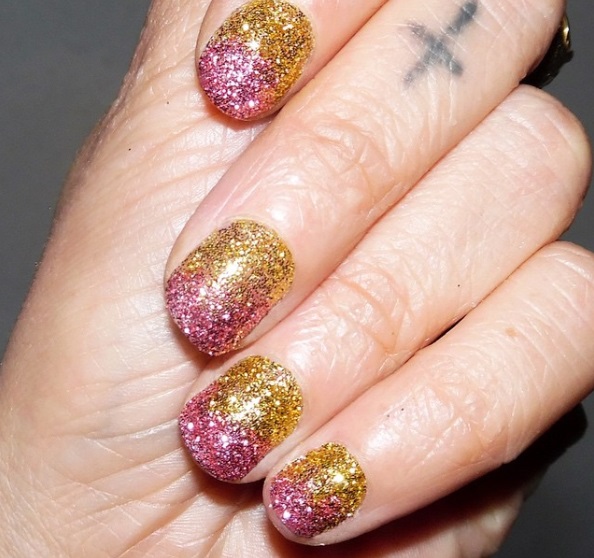 precioso diseño de uñas, esmalte con purpurina en dorado y plateado, excelentes ideas de decoraciones de uñas para Navidad