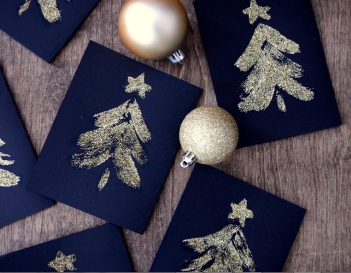 como hacer tarjetas de navidad con purpurina, tarjetas de cartulina color azul oscuro decoradas en dorado 