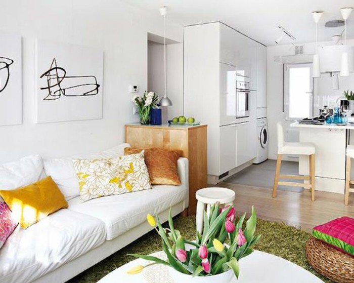 ideas de decoracion salon pequeño en colores claros, sofá blanco, alfombra en gris, suelo de parquet