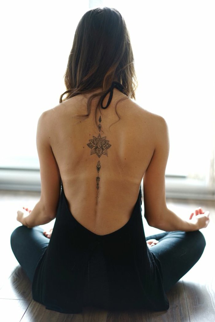 ideas de diseños de tatuaje flor de loto en la espalda, las mejores propuestas de tatuajes con motivos florales 