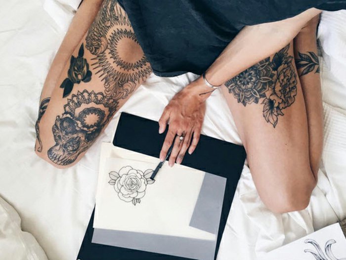originales propuestas de tatuaje flor, grandes flores en las piernas, tatuajes para hombres y mujeres 