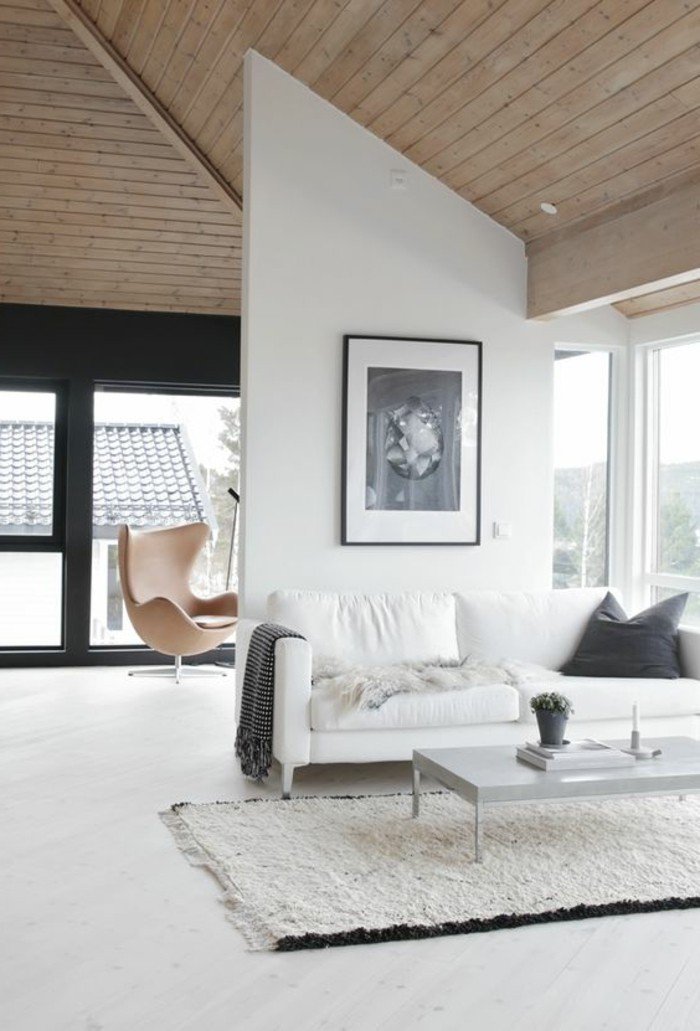adorable decoracion salon pequeño, paredes blancas, techo de madera, grandes ventanales, decoración estilo nórdico 