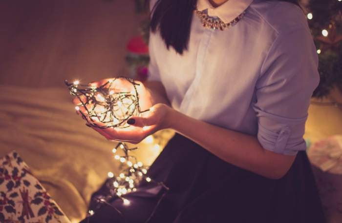 fotos de navidad que inspiran, chica con bombillas de Navidad, descargar fotos navideñas gratis 