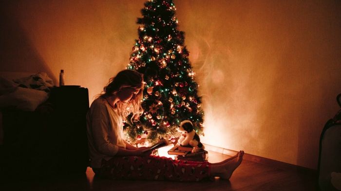 adorables momentos captados en fotos, fotos de navidad acogedoras y bonitas, árbol de navidad decorado 