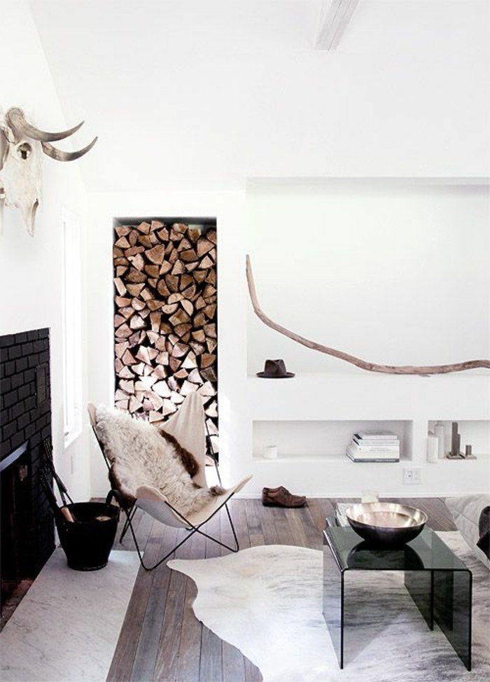 decoración salón pequeño en estilo escandinavo, paredes blancas con decoración rústica, almacenamiento de leña 