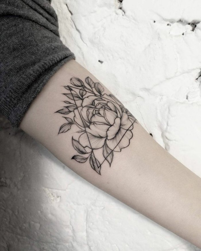 tatuajes geométricos con flor de loto y peonias, tatuajes de flores bonitos y originales para hombres y mujeres 