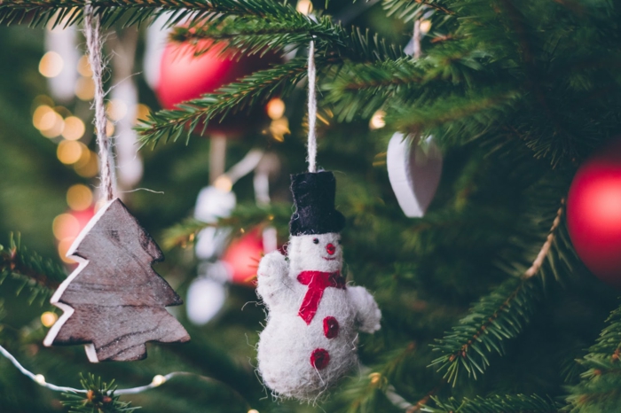 árbol navideño decorado en estilo minimalista con pequeños adornos, imagines navideñas 