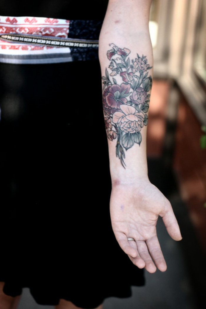 preciosos tatuajes de flores en el antebrazo, diseños de tattoos flores para hombres y mujeres 