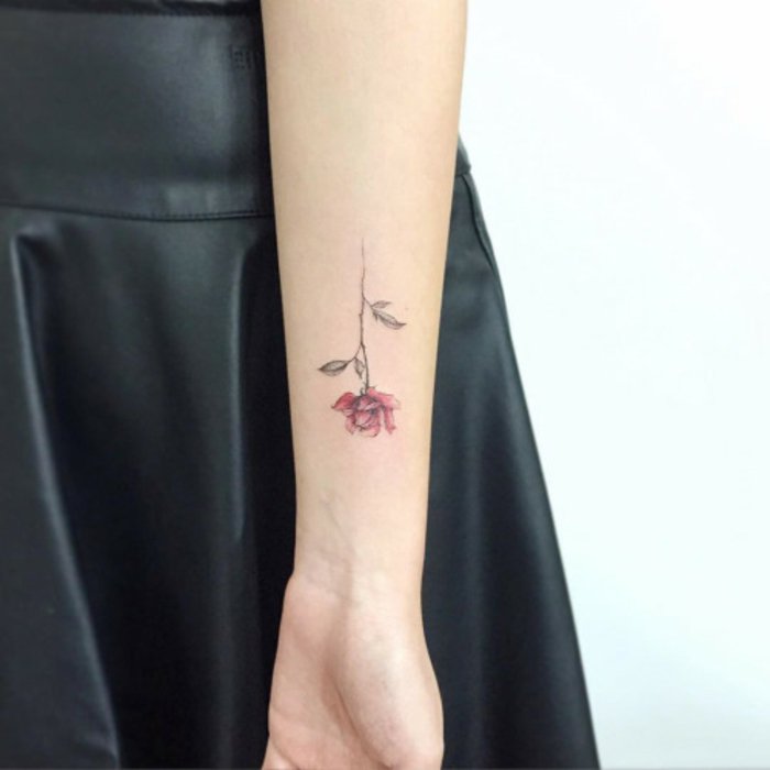 imagines de flor de loto tatuaje y tatuajes con rosas, pequeño tattoo en la mano, flor en color rojo 