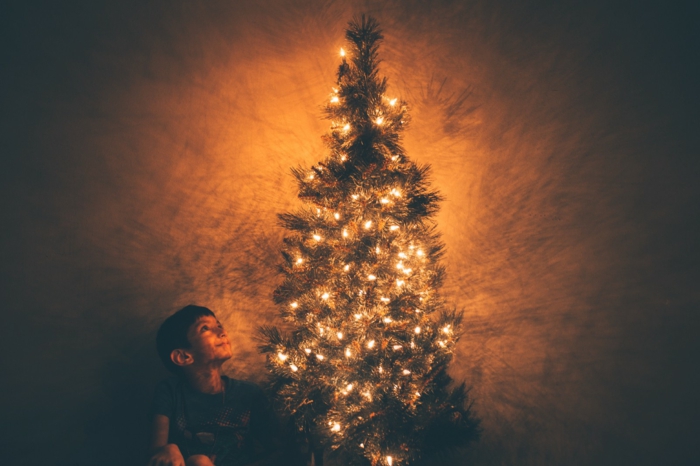 magicas fotos de Navidad, pequeño niño sentado debajo del árbol navideño, postales de navidad originales 