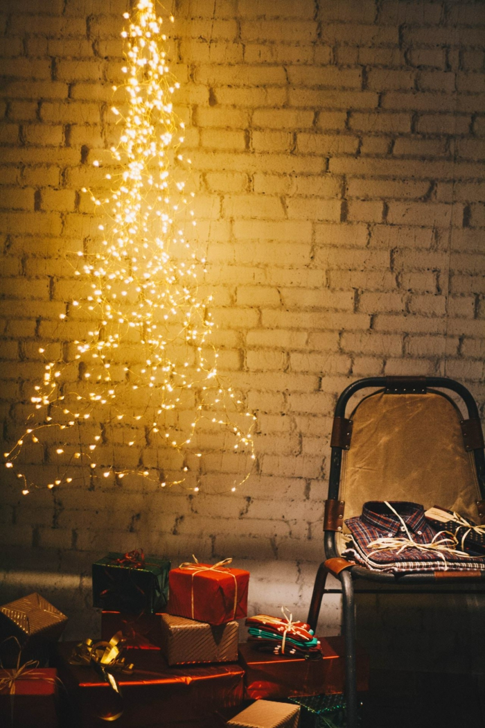 fotos mágicas de Navidad, árbol navideño hecho con bombillas de luces, regalos navideños con embalaje 