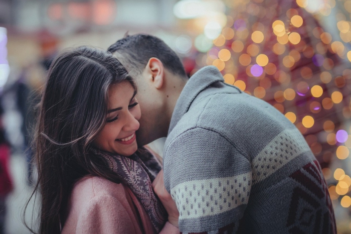 fotos románticas navideñas, pareja besándose, luces navideñas bonitas, imagines de navidad gratis para descargar
