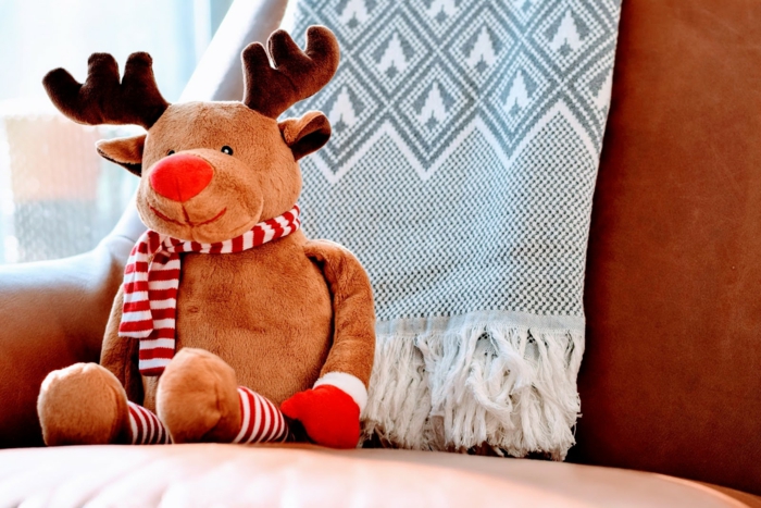 juguetes navideños para los niños, bonito reno con bufanda en blanco y negro, imagines de navidad gratis para descargar 