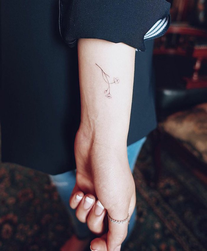 diseños de tatuajes minimalistas, bonito detalle tatuado en el brazo, precioso tatuaje flor 