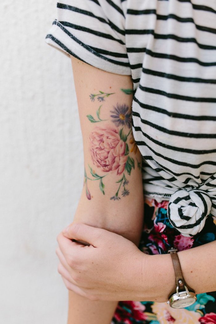 imagenes de tattoos peonias con significado de las flores, precioso tatuaje en el brazo con flores 