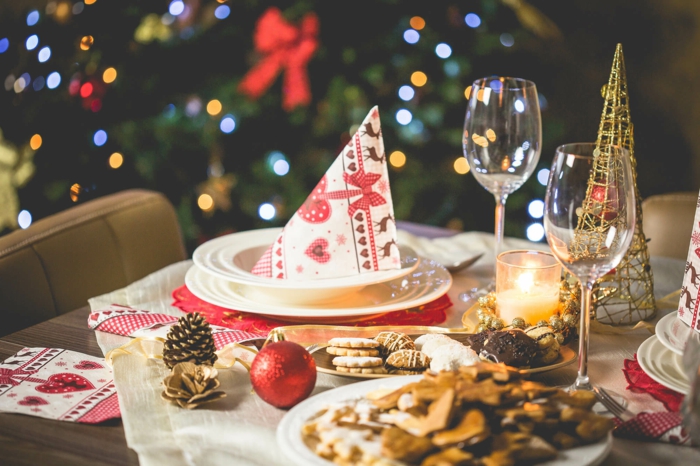 cena de navidad tradicional, servilletas decoradas, galletas navideñas, imagines de navidad 