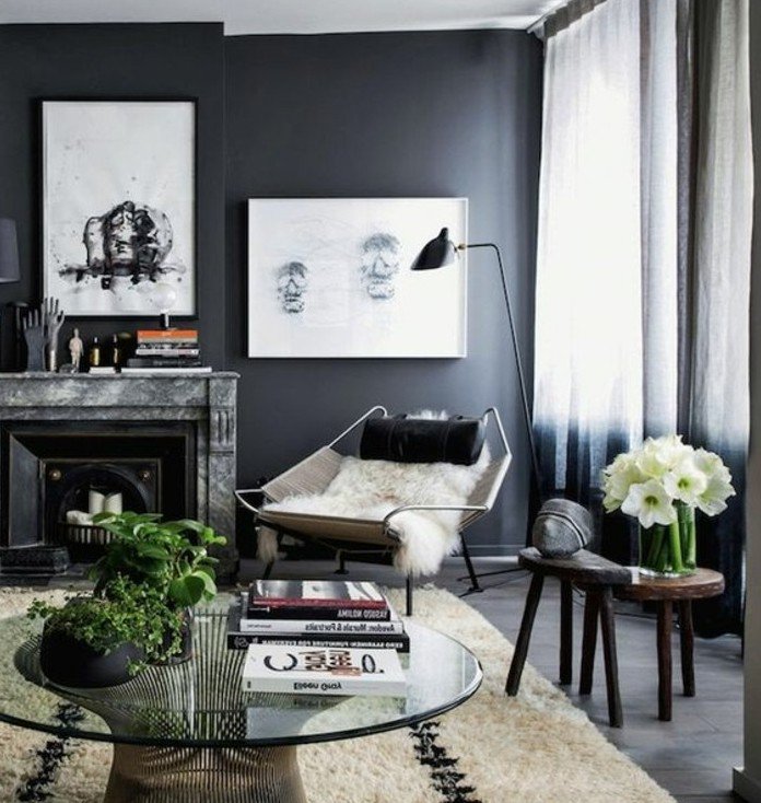 habitación gris y blanca con paredes en gris oscuro, pinturas, flores y plantas verdes, decoracion plantas 