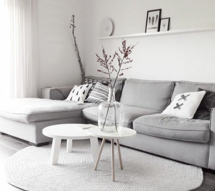 cómo decorar un salón en estilo nórdico, salon gris y blanco con decoración minimalista 
