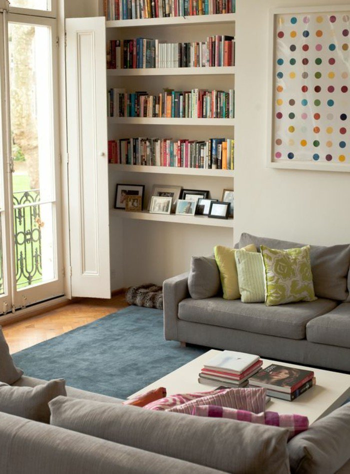 salones pequeños decorados con mucho encanto, paredes en blanco, sofás en beige y alfombra azul 