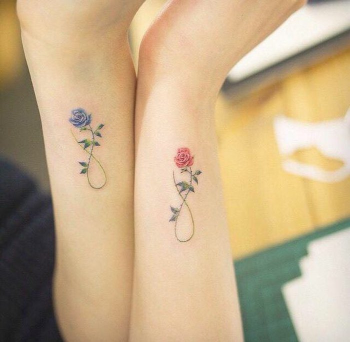 ideas de tatuajes para hermanas y mejores amigas, tatuajes de rosas y símbolo de la eternidad