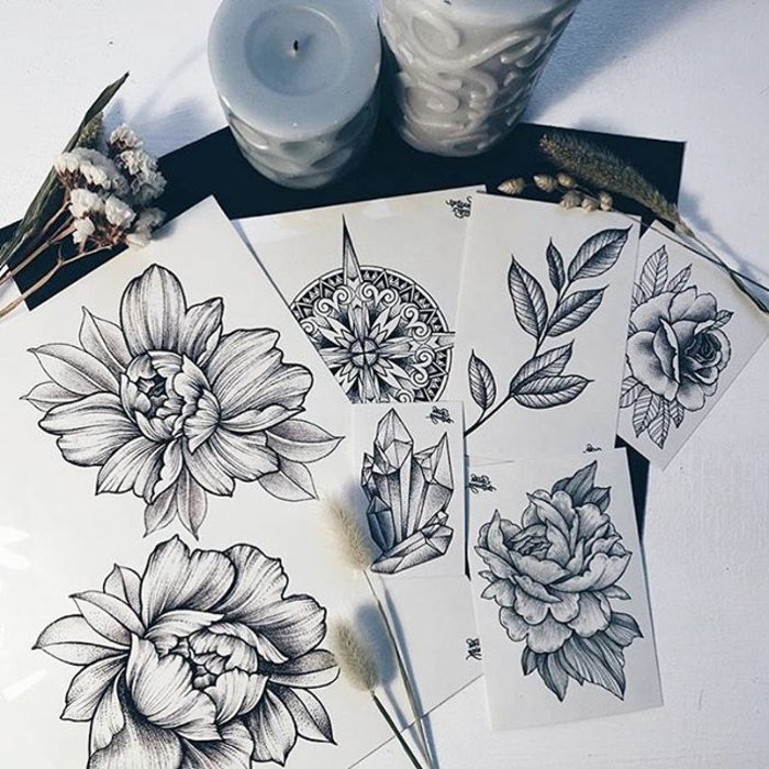 preciosos dibujos de tattoos con flores y significado de las flores, preciosos diseño en negro 