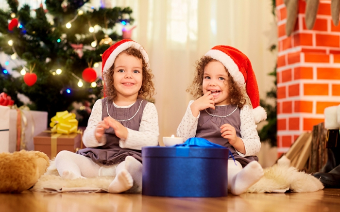 dos gemelas con gorras de papa noel, adorbles fotos para usar como tarjetas de navidad originales