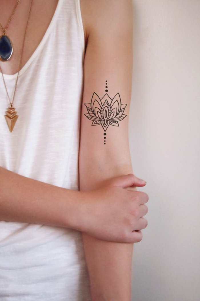 flor de loto tatuaje en el brazo, los ejemplos más bonitos de tatuajes con flores y sus significados