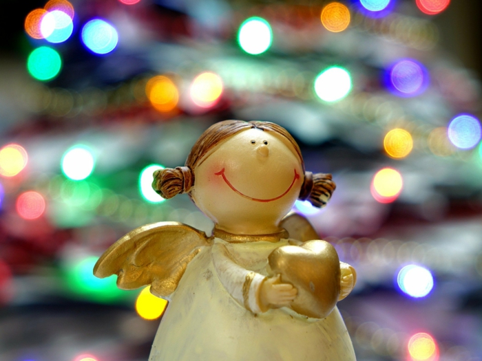 adorno navideño en forma de angel n blanco y dorado, angel con corazon, felicitar la navidad a alguien especial 