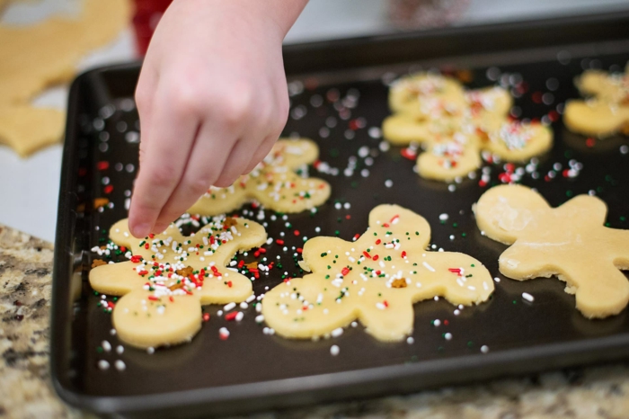 como hacer galletas navideñas en forma de muñecos de jengibre, chispas de azúcar coloridas 