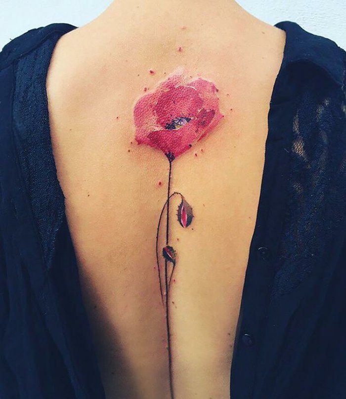 precioso tatuaje en la espalda, tatuajes flores preciosos, diseños originales, delicados y femeninos 