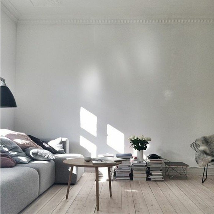 ideas de decoracion salon moderno en blanco y gris, sueño de parquet, sogá en gris, pequeña mesa 