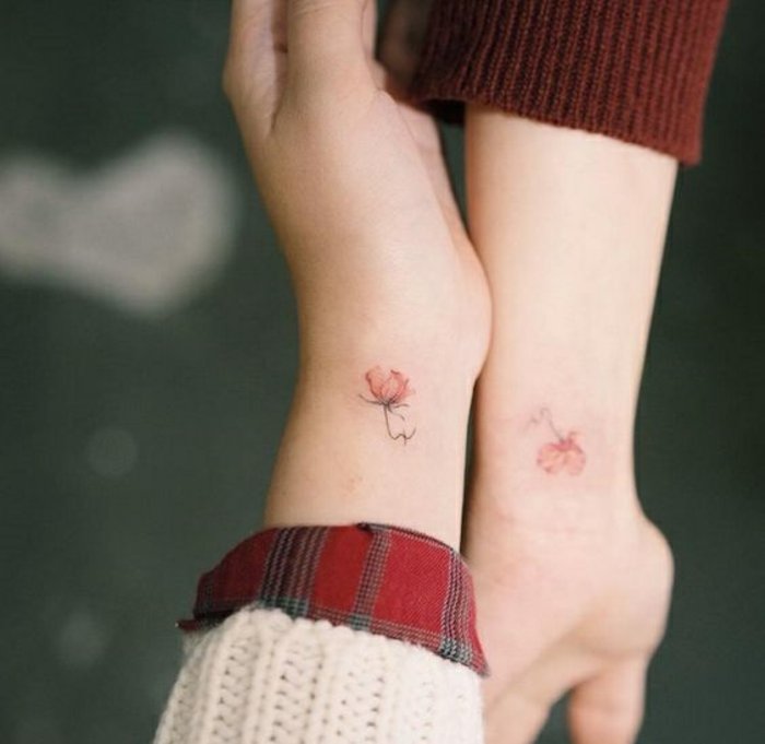 preciosas propuestas de tatuajes para hermanas y mejores amigas, tattoos minimalistas en la muñeca 