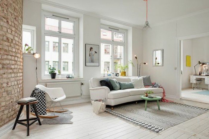 decoracion salon moderno en blanco, gris y beige, suelo de parquet, paredes en blanco