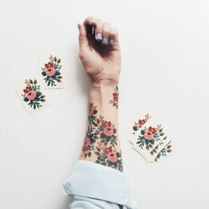 tatuajes en el antebrazo con motivos florales en colores, tatuaje flor de loto y tatuajes de rosas 