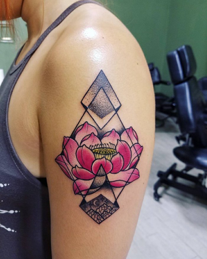 bonita propuestas de tatuajes geométricos con flores, tatuaje flor de loto en color rosa