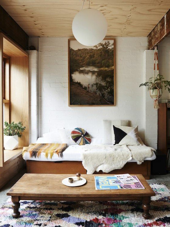decoracion salon moderno con toque rústico, decoración en blanco y beige, pintura en la pared 