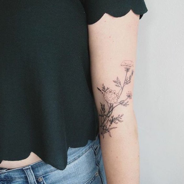 bonito diseño floral en el brazo, tatuaje flor de loto muy delicado, diseños bonitos de tatuajes 