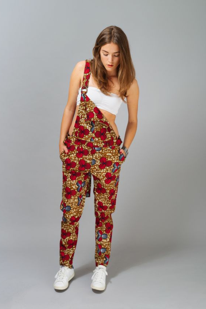 casual outfit inspirado en la moda africana boho chic, mono en color ocre con motivos florales en rojo 